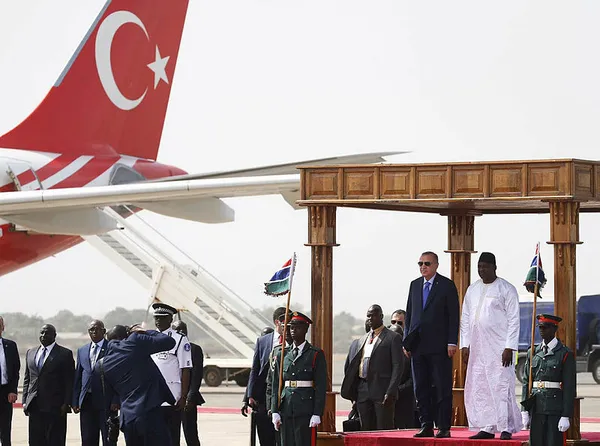 Son dakika: Başkan Erdoğan, Gambiya Cumhurbaşkanı Adama Barrow tarafından resmi törenle karşılandı