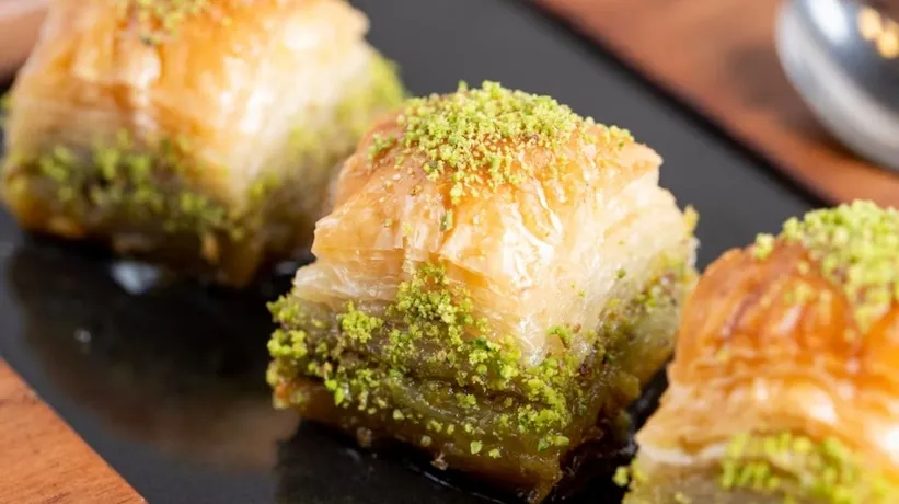 Bayram tatlısı deyince aklınıza ne geliyor? İşte çıtır çıtır el açması baklava tarifi