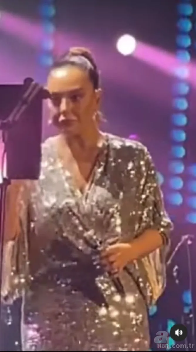 Ebru Gündeş’in anne acısı dinmedi! Arabeskin kraliçesi sahnede gözyaşlarına engel olamadı, konsere ara verdi
