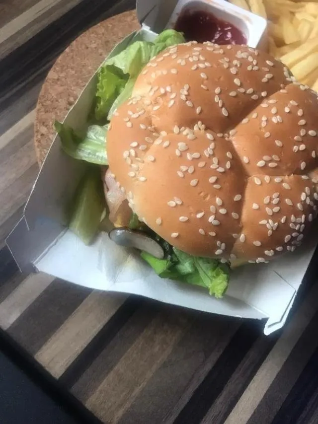 Ünlü fast- food zincirinde skandal olay! Az kalsın turşu diye yiyeceklerdi