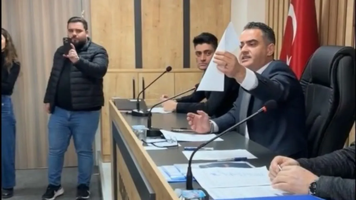 CHP’li Başkan’dan skandal hareket: Meclis üyesine hakaret edip salondan kovmaya çalıştı