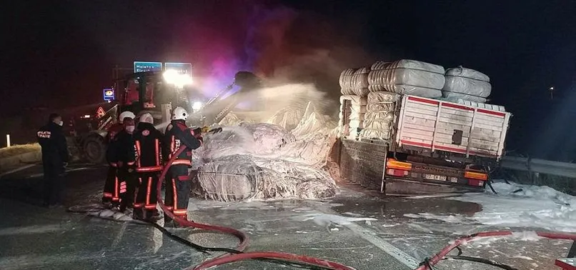 Seyir halindeki kamyon alev alev yandı