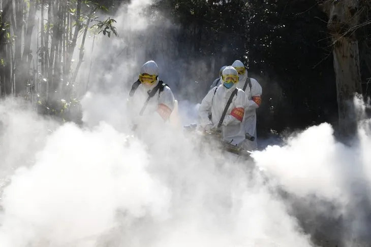 Koronavirüs ile mücadeleye damga vuran görüntü: Maskeli atlılar yola çıktı