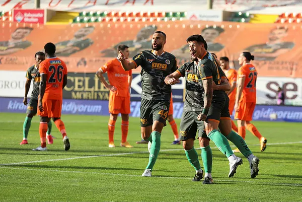 Süper Lig 16. hafta karşılaşması Alanyaspor 3-0 Başakşehir MAÇ SONUCU