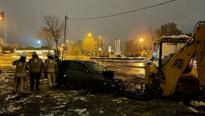 İstanbul'da otomobil iş makinesine çarptı! Sürücü şoka girdi: Keşke ben ölseydim - 4