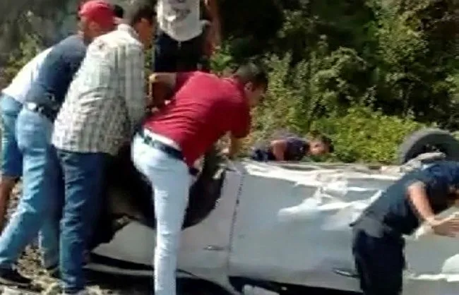 Hatay’da ilginç kaza: Ters dönen otomobilden böyle kurtuldu! İlk isteği bakın ne oldu - 1