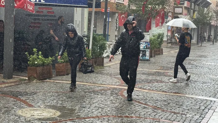 1729139625461.jpg Sıcaklıklar 12 derece birden düştü! Meteorolojiden kar ve sağanak uyarısı... A Haber'de saat verdi - 1