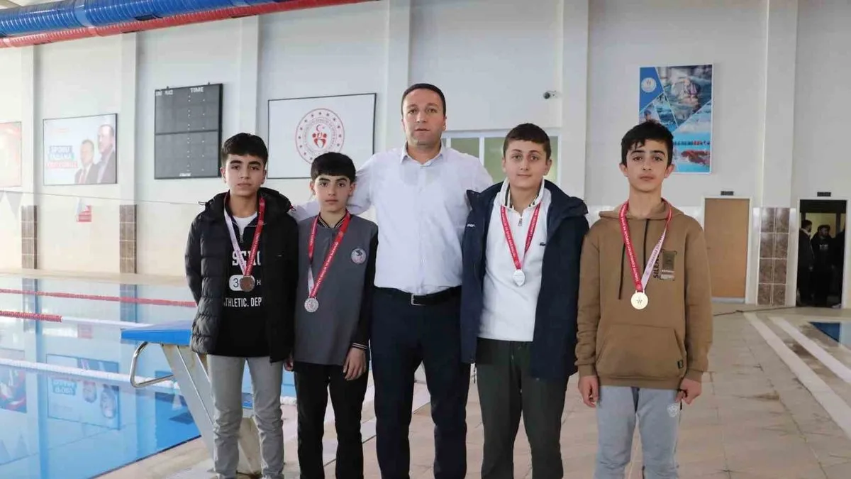 Hakkari'de yüzme şampiyonası finali yapıldı