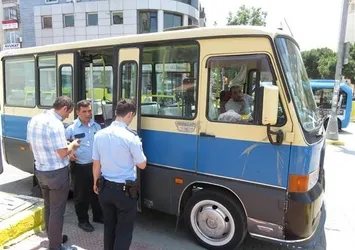 Sürücüsü bayılan minibüsü yolcular durdurdu