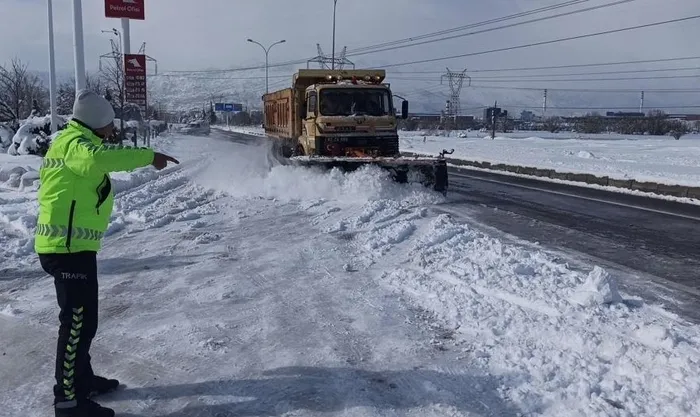 konyada-yogun-kar-yollari-kapatti-yollari-acmaya-giden-ekip-karda-mahsur-kaldi-1646994568703.jpg Konya’da yoğun kar yolları kapattı! Yolları açmaya giden ekip karda mahsur kaldı - 5