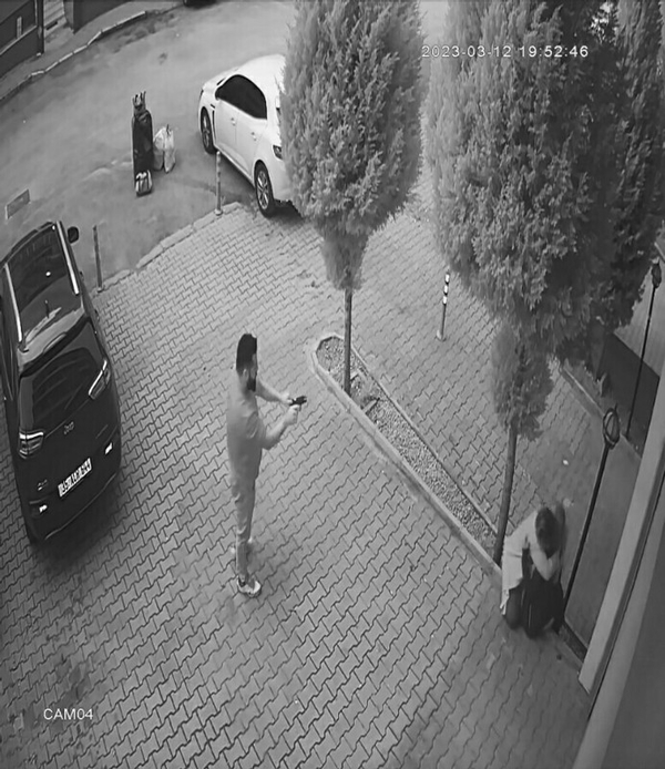 1697279978344.jpg İzmir'de kadın cinayeti! Vahşet güvenlik kamerasına yansıdı: Anne kız birbirine sarılı halde... - 4
