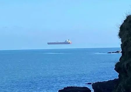 Uçan gemi görenleri hayrete düşürdü! Nadir görülen...