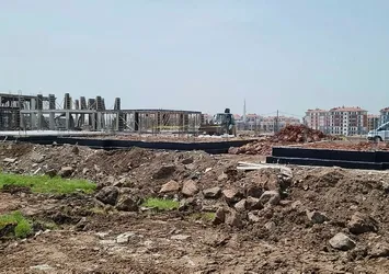 Üzerine inşaat demiri düşen işçi öldü
