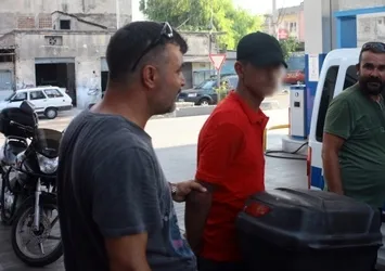 Polisi görünce poşetiyle yuttu