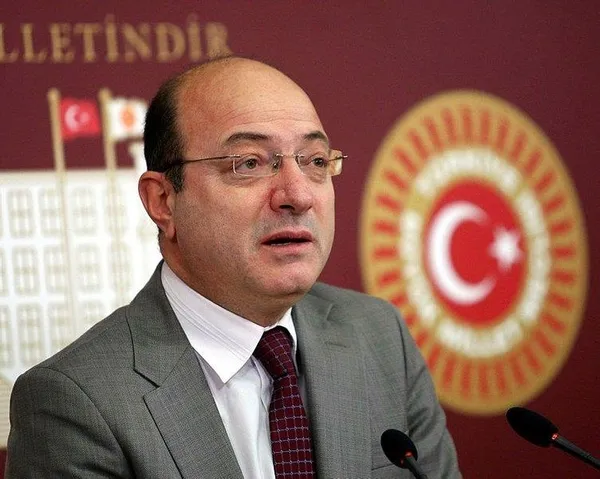 chpnin-kaos-fotografini-eski-chpli-ilhan-cihaner-cekti-parti-ici-demokrasi-islemiyor-1687675685574.jpeg CHP'nin kaos fotoğrafını eski CHP'li İlhan Cihaner çekti! Parti içi demokrasi işlemiyor - 1