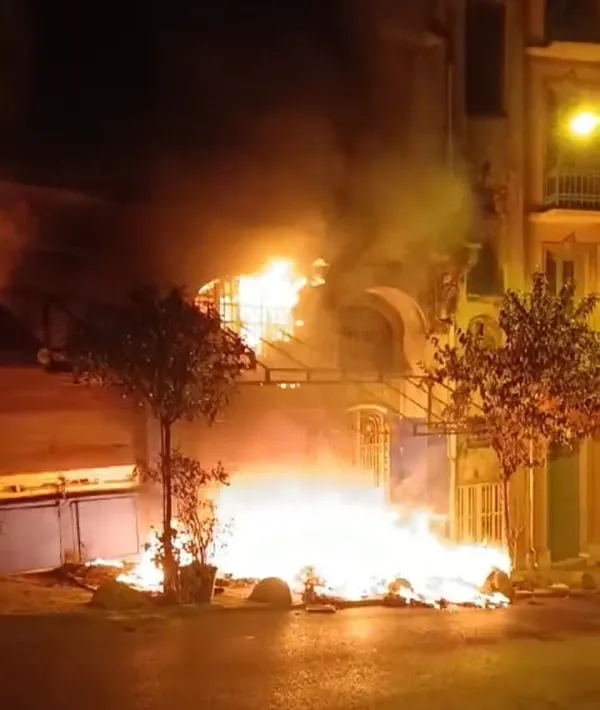 1698291696348.jpg Son dakika: Beyoğlu'ndaki tarihi Gueive Han'ında yangın - 1