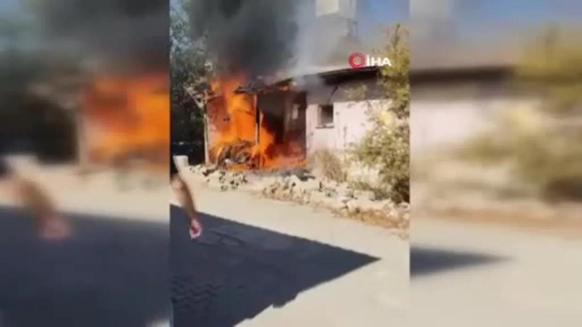 Hatay Kırıkhan’da çıkan yangında ev alevlere teslim oldu