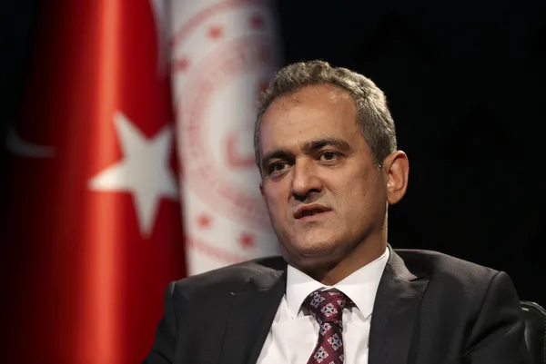 Milli Eğitim Bakanı Mahmut Özer öğrencilere müjdeyi verdi: Ücretsiz test dağıtılacak