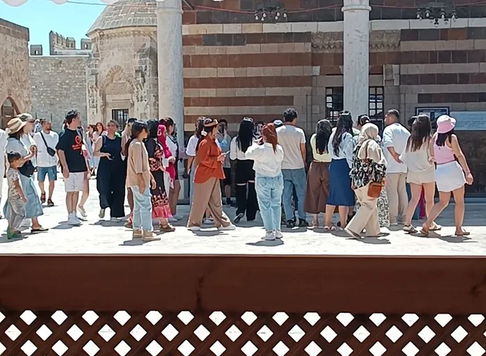 Tarihi camiye uygunsuz kıyafetle girilmesine halktan çok sert tepki - 2