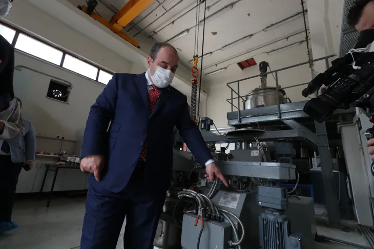 Sanayi ve Teknoloji Bakanı Mustafa Varank Kırıkkale’de maske üretim atölyesini ziyaret etti