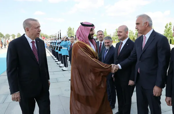 son-dakika-suudi-arabistandan-iade-i-ziyaret-veliaht-prens-selman-turkiyede-baskan-erdogan-resmi-torenle-karsi-1655920492416.jpg Son dakika: Suudi Arabistan'dan iade-i ziyaret: Veliaht Prens Selman Türkiye'de! Başkan Erdoğan resmi törenle karşıladı - 5