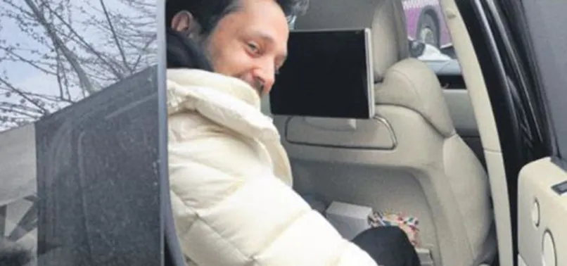 Murat Boz'un yüzü şişti!