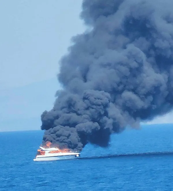 1690985740941.jpg Bodrum'da panik anları: Milyon dolarlık tekne alev topuna döndü - 1