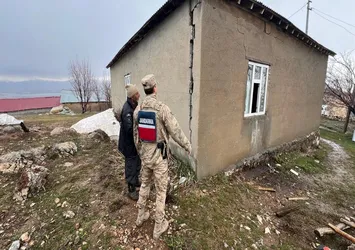 Yıldırım düştü: Evin duvarı boydan boya yarıldı!