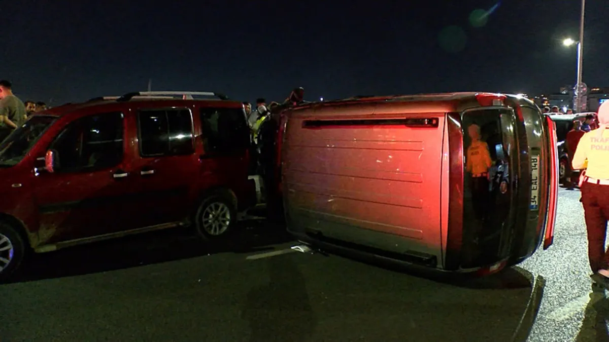 Galata Köprüsü'nde gece yarısı kaza! 2 araca çarpıp yan yattı! Yaralılar var...