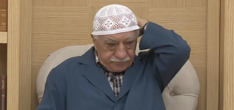 Asker apoletleri FETÖ elebaşının takkesinden