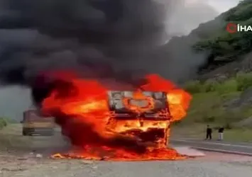 Seyir halindeki tır alev alev yandı
