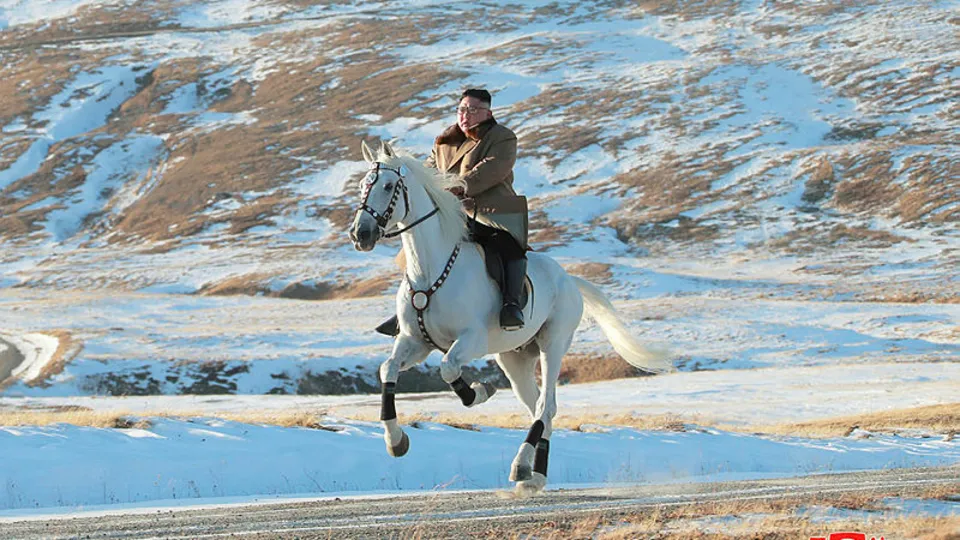 Kim’den dünyaya dağın zirvesinden mesaj