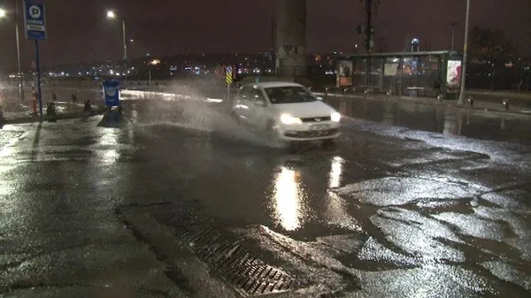 1634061764865.jpg İstanbul'da sağanak yağış etkisini artırıyor! Trafikte sürücüler zor anlar yaşıyor! İstanbul'da sağanak yağış ne zaman sona erecek? - 1