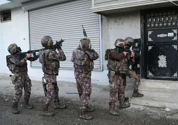 Şafak vakti 600 polisle torbacı operasyonu