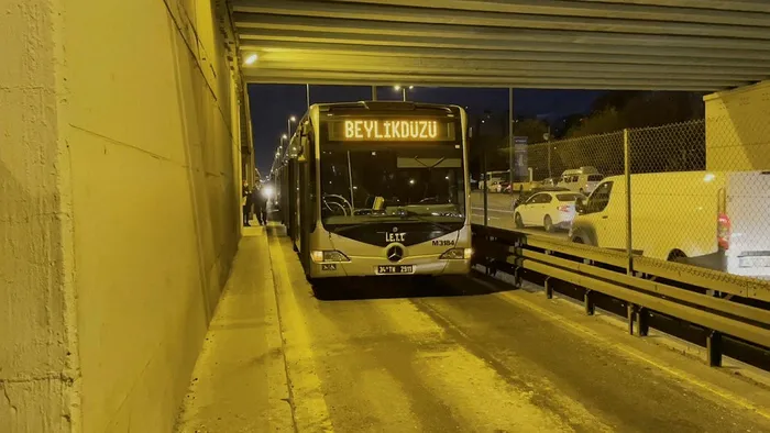 Son dakika: Yenibosna’da metrobüs arızalandı! Duraklarda yoğunluk oluştu - 1