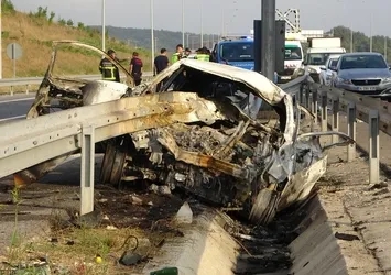 Bariyerler önden girdi arkadan çıktı! Kuzey Marmara'da korkunç kaza: Yanarak can verdiler