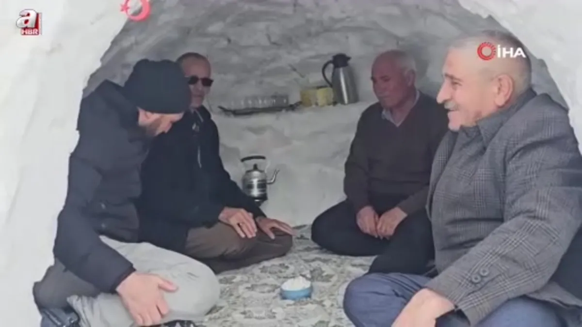 Adilcevaz’da esnaf biriken kardan çay evi yaptı