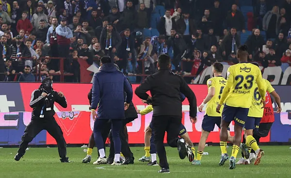 Trabzonspor-Fenerbahçe derbisinde çıkan olaylar nedeniyle çok sayıda kişi gözaltında! İçişleri Bakanı Yerlikaya duyurdu...