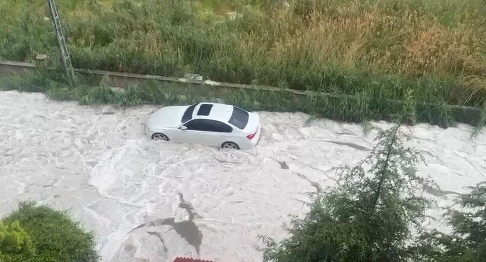 Ankara'da dolu ve sağanak hayatı olumsuz etkiledi - 1