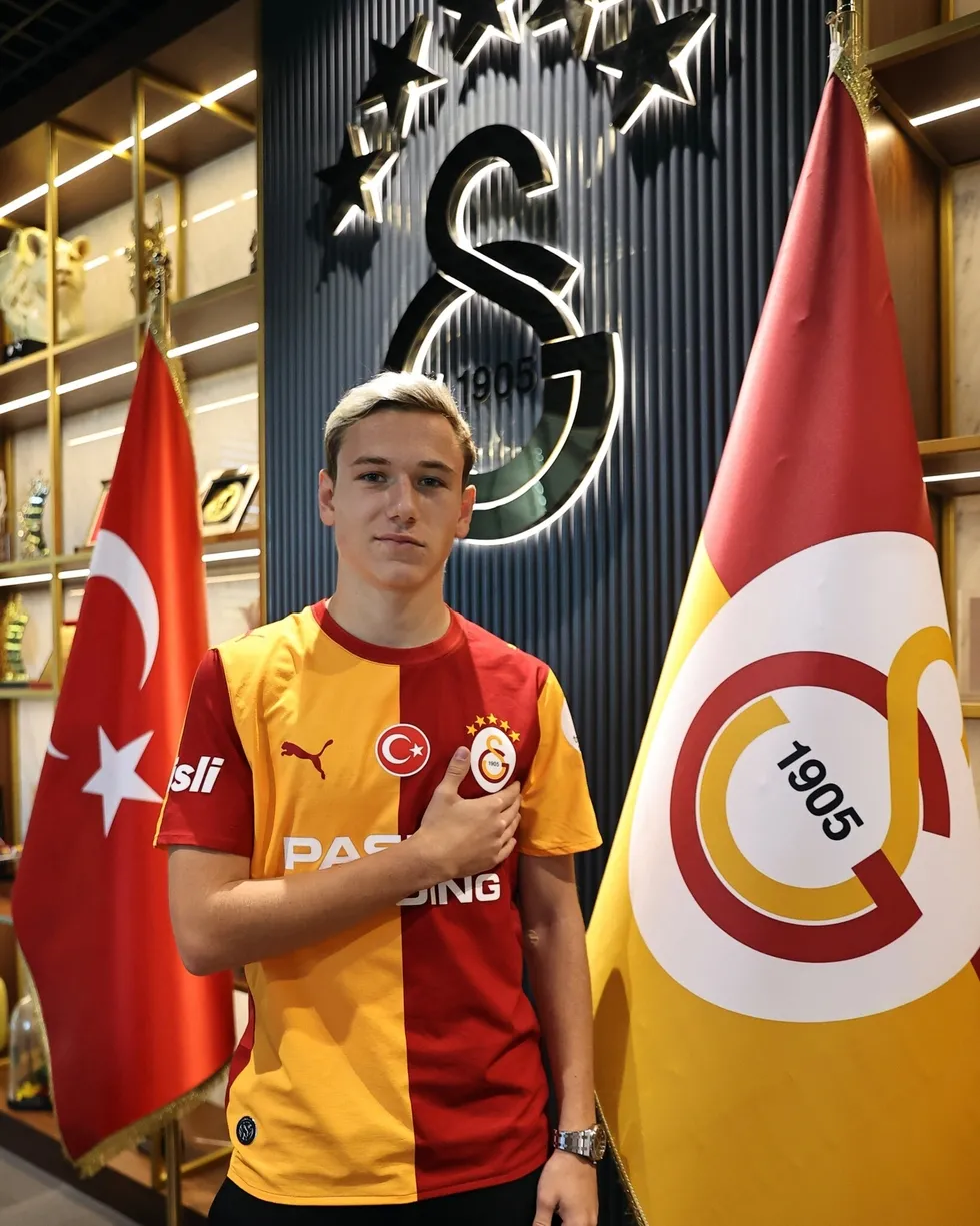 galatasaray-aleksei-batrakov-ile-5-yillik-sozlesme-imzaladi-iste-transferin-maliyeti-1787255819142.jpeg Galatasaray, Aleksei Batrakov ile 5 yıllık sözleşme imzaladı! İşte transferin maliyeti - 4