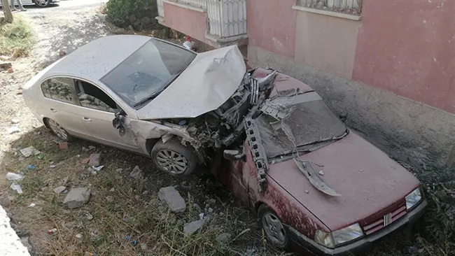 Otomobile ve yayaya çarpıp otomobilin üzerine böyle uçtu - 1