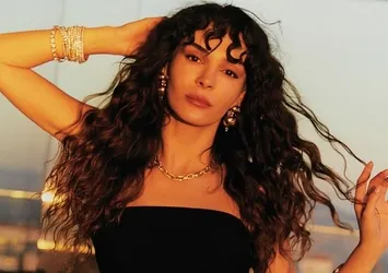 Ebru Şahin nikah şahidi oldu! Ayakkabısı geceye damga vurdu