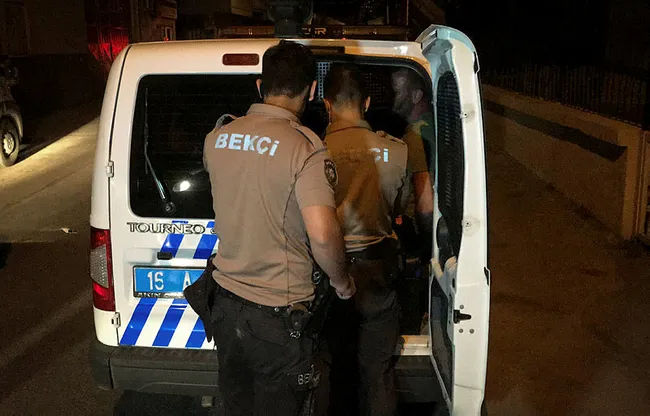 Bursa'da bekçi ve polislere zorluk çıkaran 4 kişi gözaltına alındı - 2