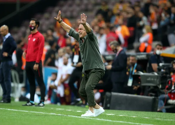 galatasaray-teknik-direktoru-fatih-terimle-ilgili-bomba-iddia-goztepe-macina-istifasi-cebinde-cikti-1632762640614.jpg Galatasaray Teknik Direktörü Fatih Terim'le ilgili bomba iddia! Göztepe maçına istifası cebinde çıktı - 4