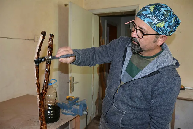 25 yıl sonra memleketine döndü eski ahşapları sanata dönüştürüyor - 6