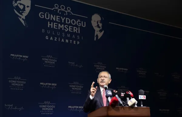 kilicdaroglu-gaflara-doymuyor-gaziantepe-kahramanmaras-dedi-kendisini-duzeltenlere-gulumsemekle-yetindi-1674073635339.jpg Kılıçdaroğlu gaflara doymuyor: Gaziantep'e 'Kahramanmaraş' dedi! Kendisini düzeltenlere gülümsemekle yetindi