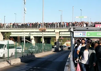 Metrobüs durağında metrelerce kuyruk oluştu