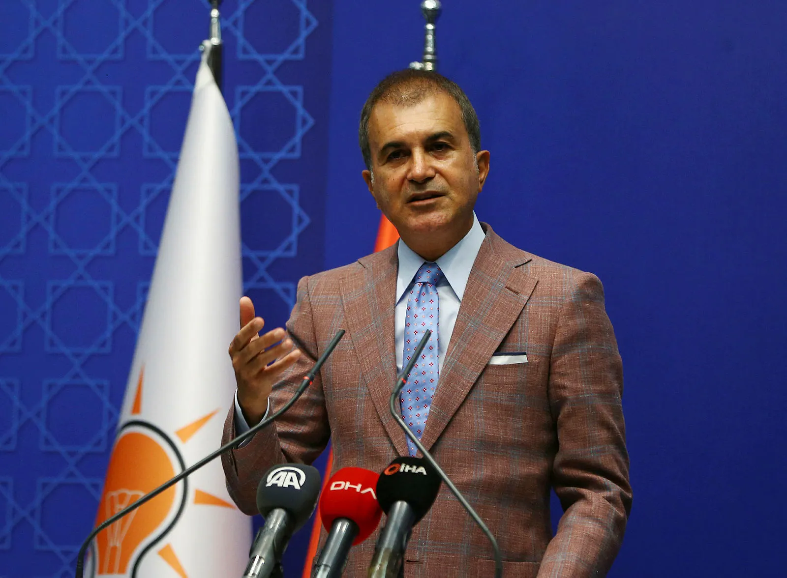 Son dakika: AK Parti'den Macron'un açıklamalarına sert tepki: Müslümanlara saygısızlık ve provokasyondur