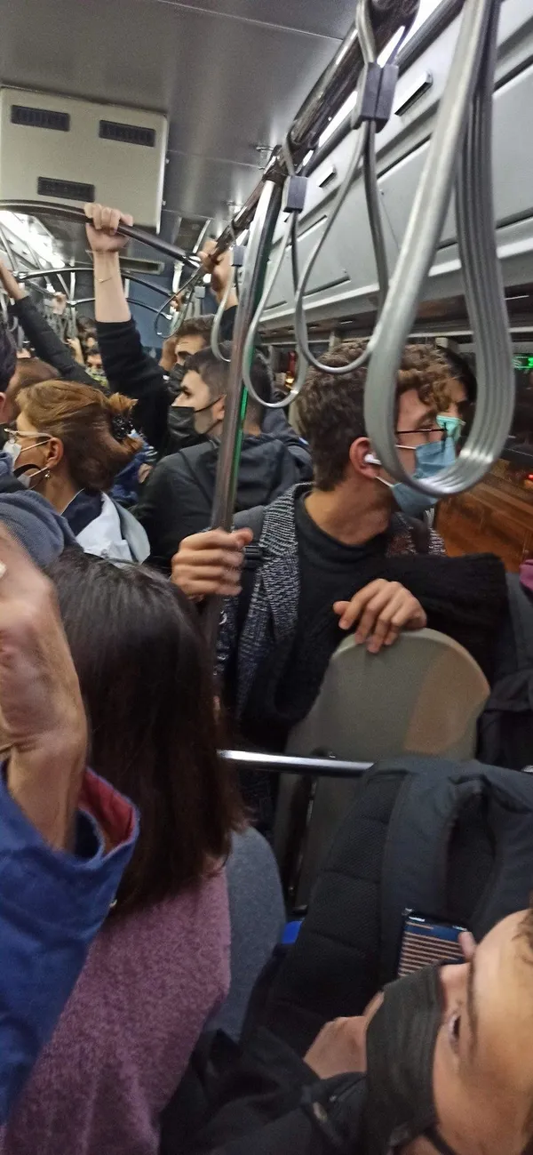 Toplu ulaşımda dibi gördü: CHP’li İstanbul Büyükşehir Belediyesi’nin başarısızlığı vatandaşı isyan ettirdi