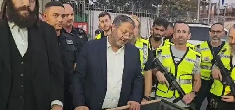 Katiller sürüsü silahlanmaya hız verdi! İsrailli Bakan Ben Gvir ekmek gibi silah dağıttı